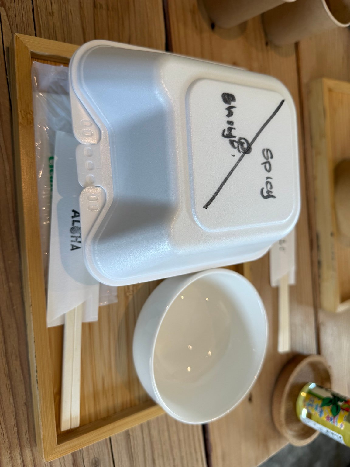 ISLAND POKEのテイクアウトボックス